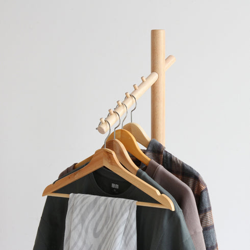 【洋服が美しく見える段違い設計】
斜めに傾いたハンガーバーにより、掛けた洋服が自然と段違いになる美しいシルエットは、まるでショップのようにお洒落な雰囲気を演出します。